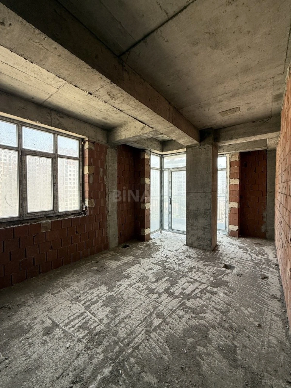 Satılır 4 otaqlı mənzil 181 m²