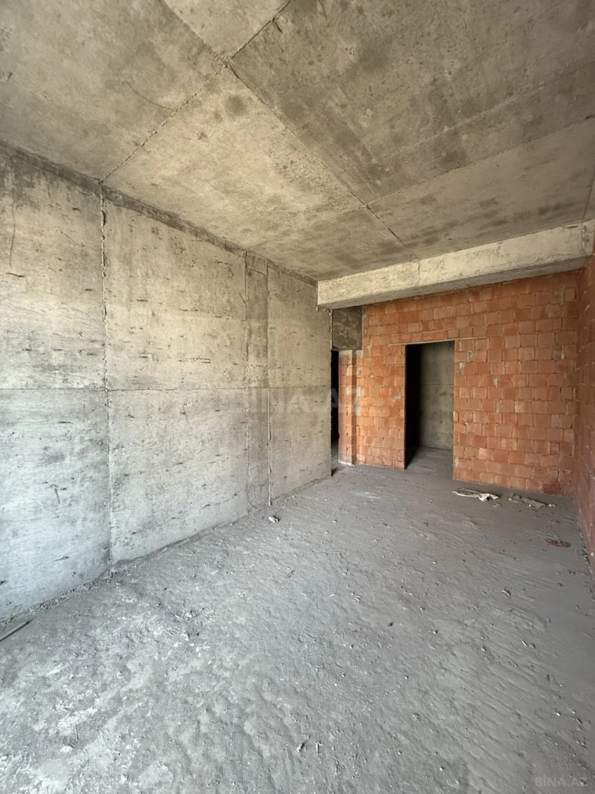 Satılır 4 otaqlı mənzil 181 m²