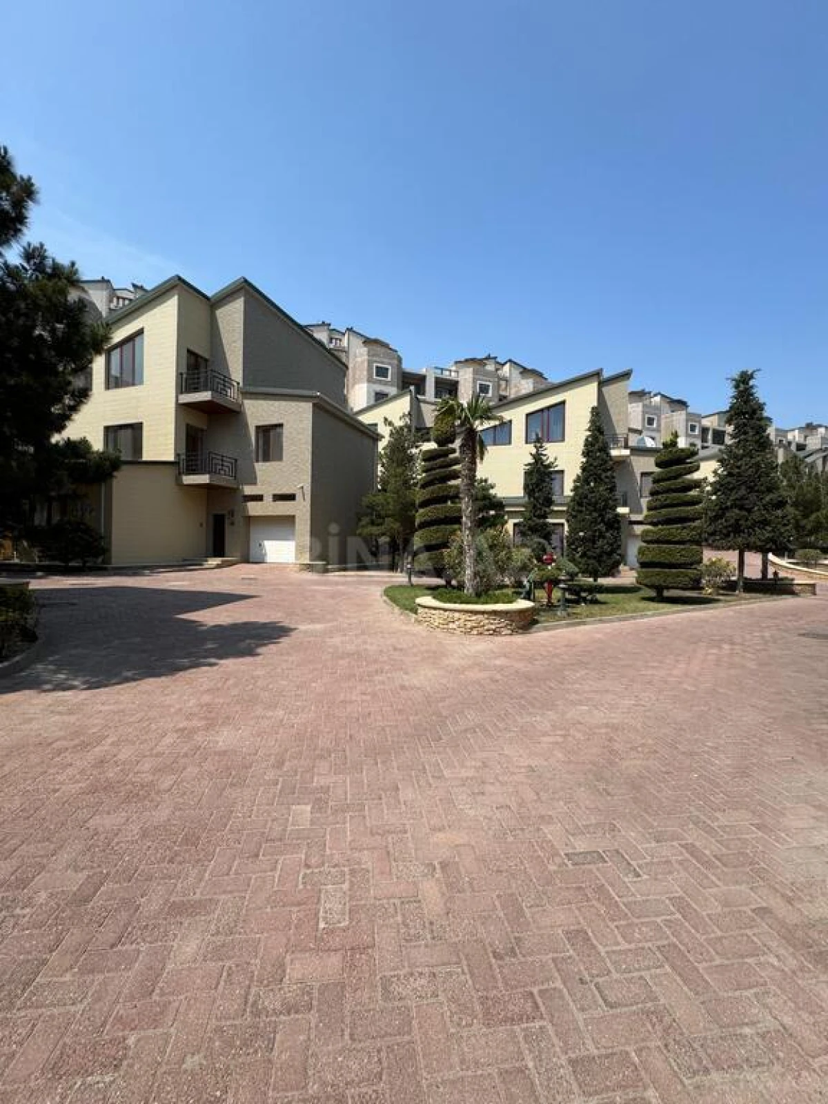 Satılır 8 otaqlı həyət evi 500 m²