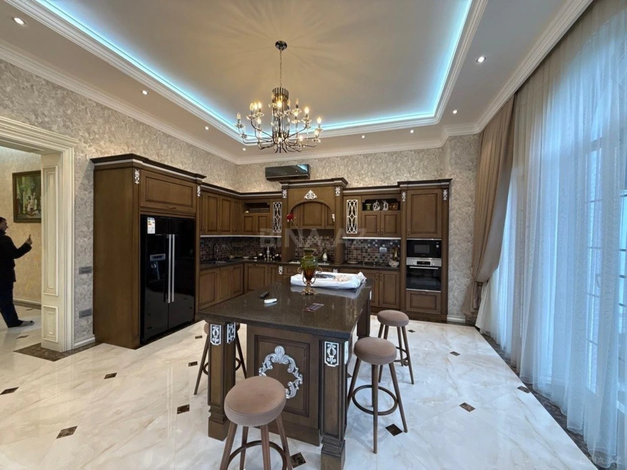 Kirayə verilir 6 otaqlı həyət evi 600 m²