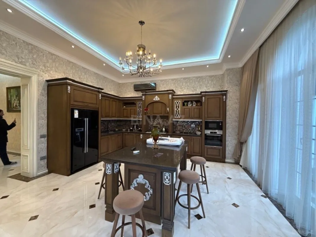 Kirayə verilir 6 otaqlı həyət evi 600 m²