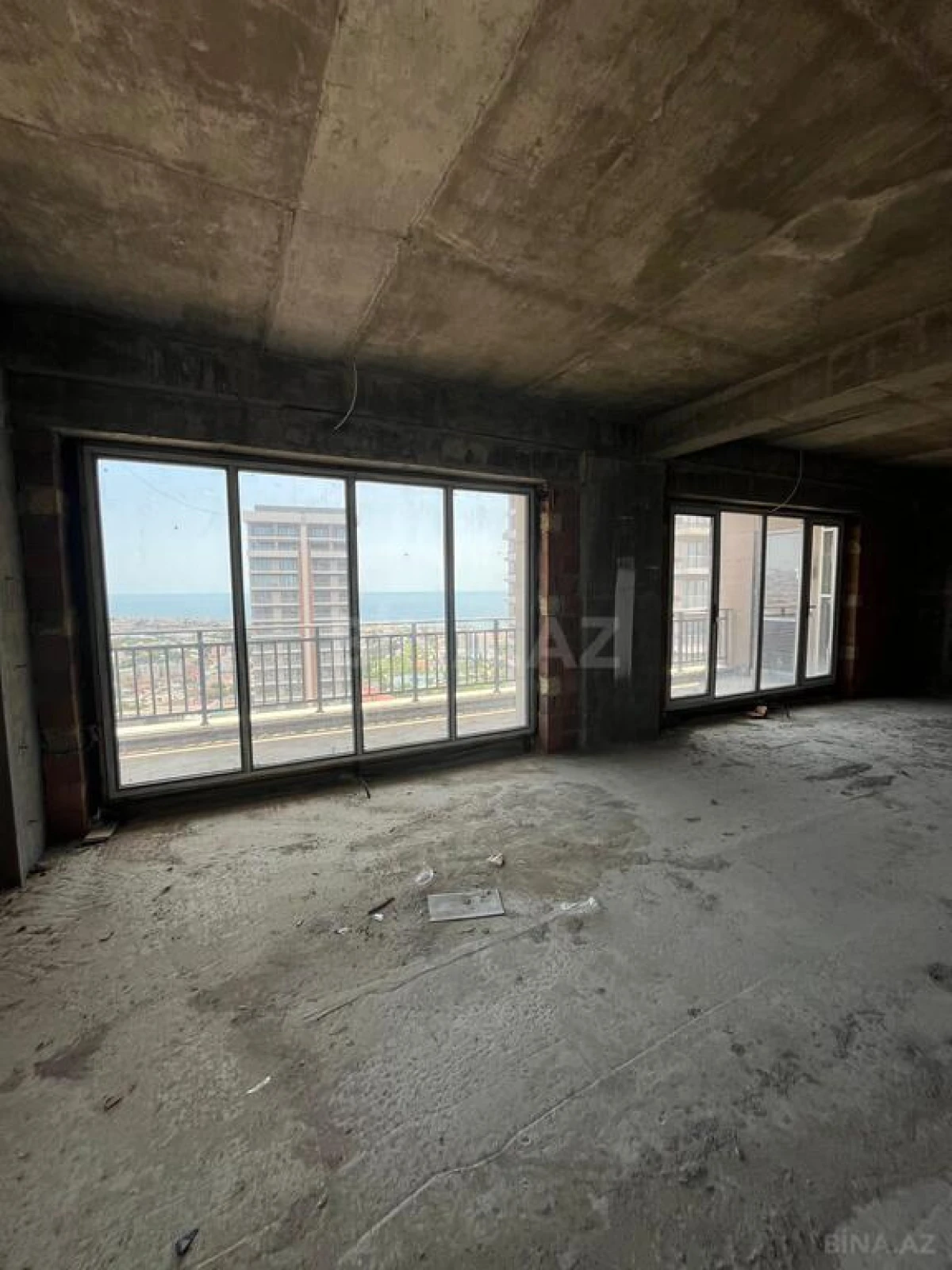 Satılır 3 otaqlı mənzil 157 m²