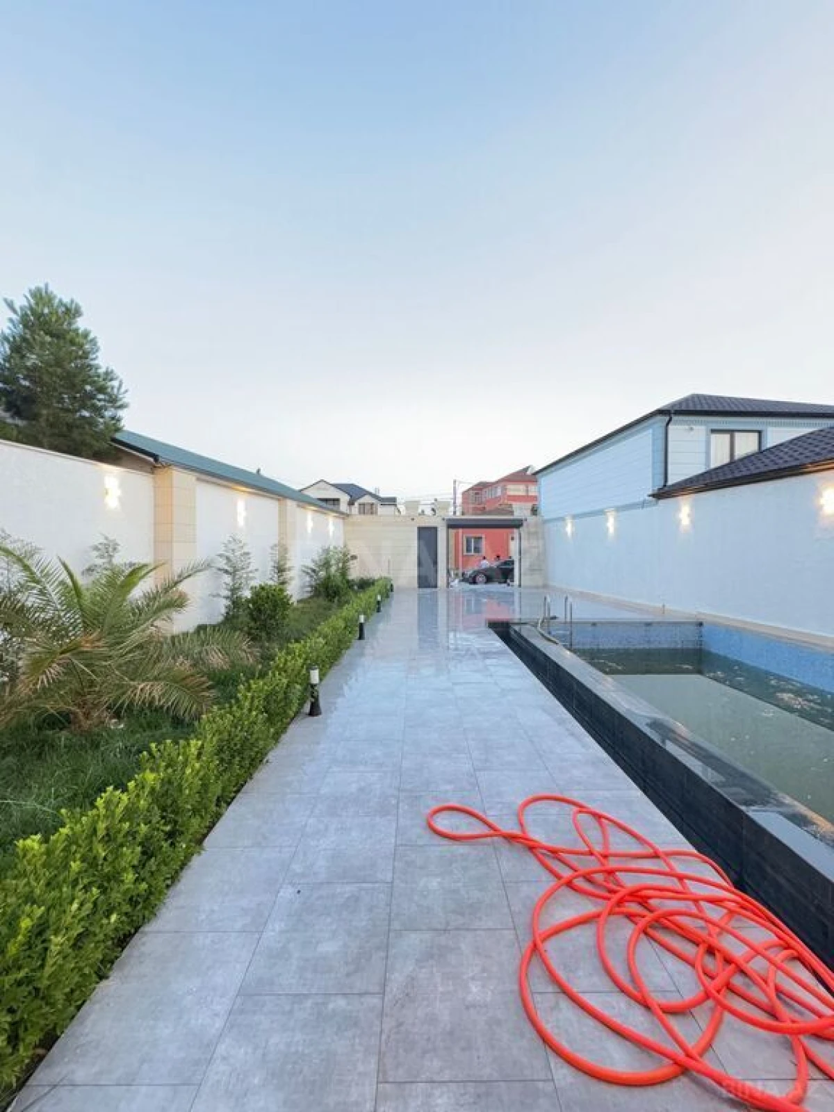 Satılır 6 otaqlı həyət evi 300 m²