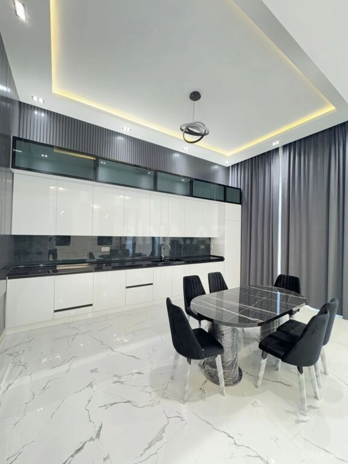 Satılır 6 otaqlı həyət evi 300 m²