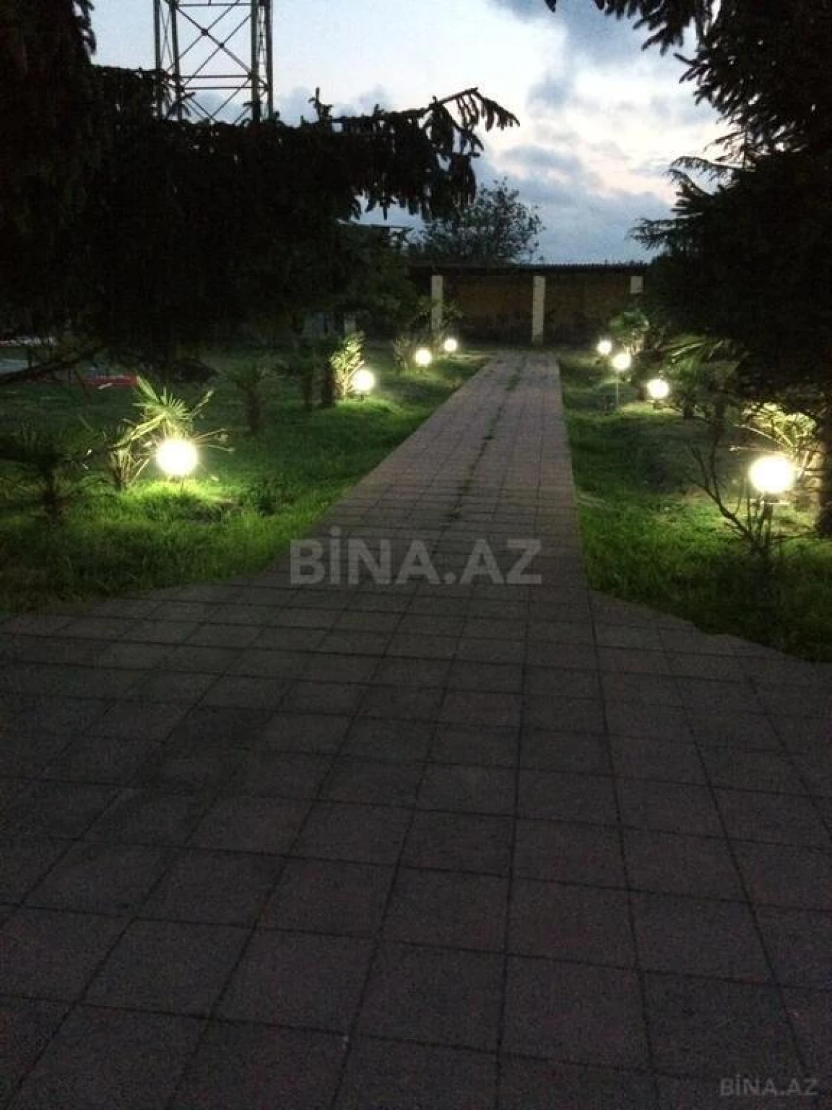 Satılır obyekt 557 m²