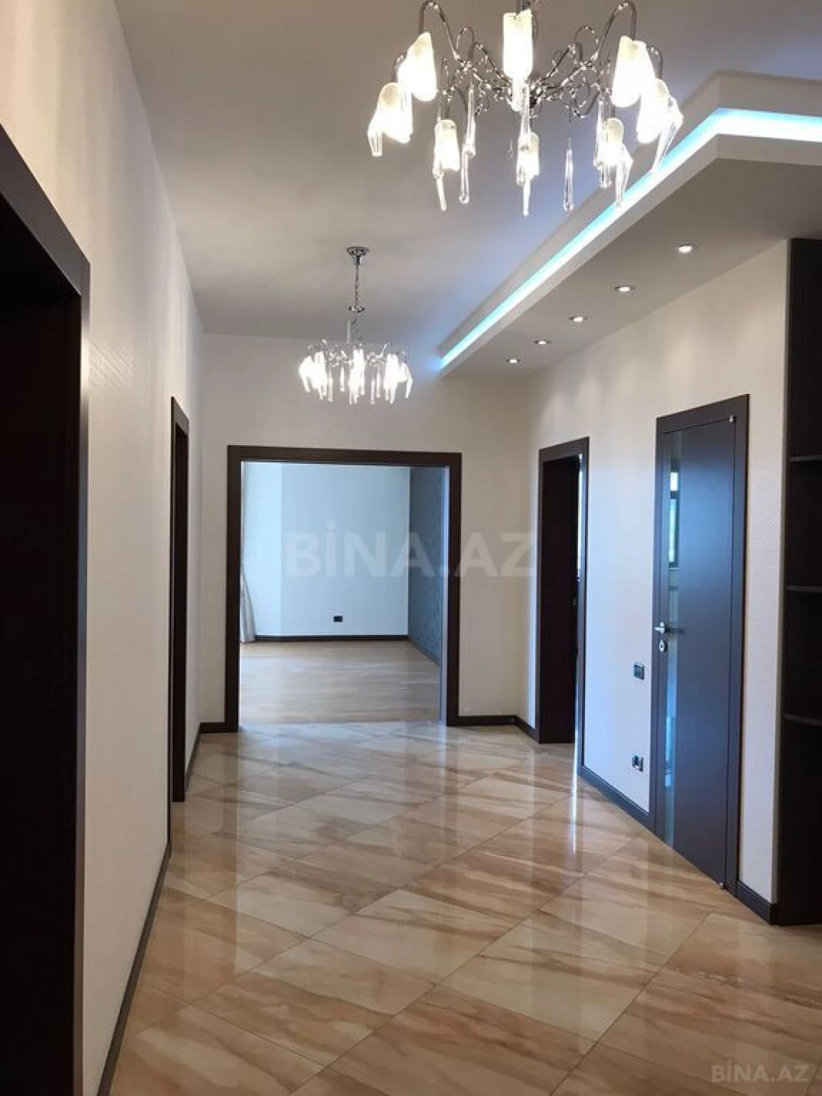 Satılır 4 otaqlı mənzil 176 m²