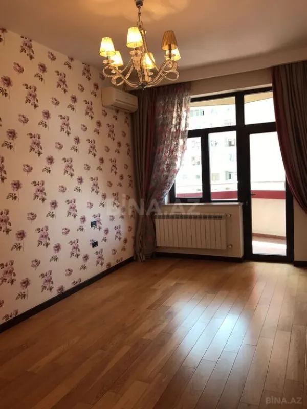 Satılır 4 otaqlı mənzil 176 m²