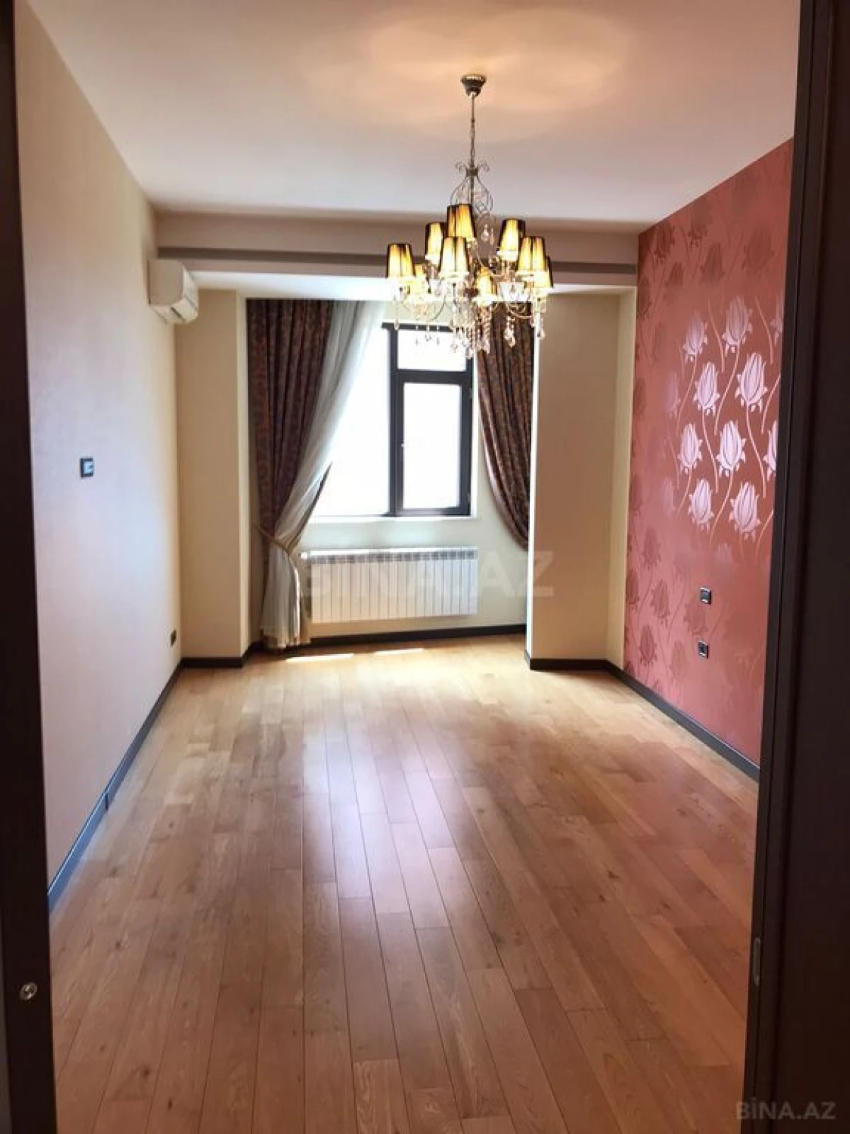 Satılır 4 otaqlı mənzil 176 m²