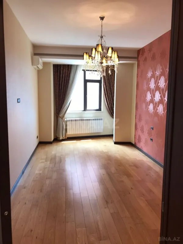 Satılır 4 otaqlı mənzil 176 m²