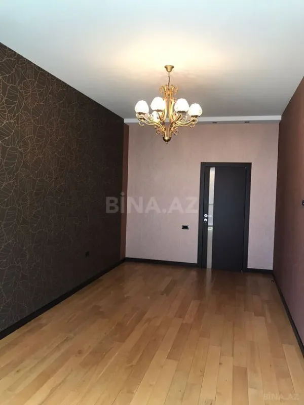 Satılır 4 otaqlı mənzil 176 m²