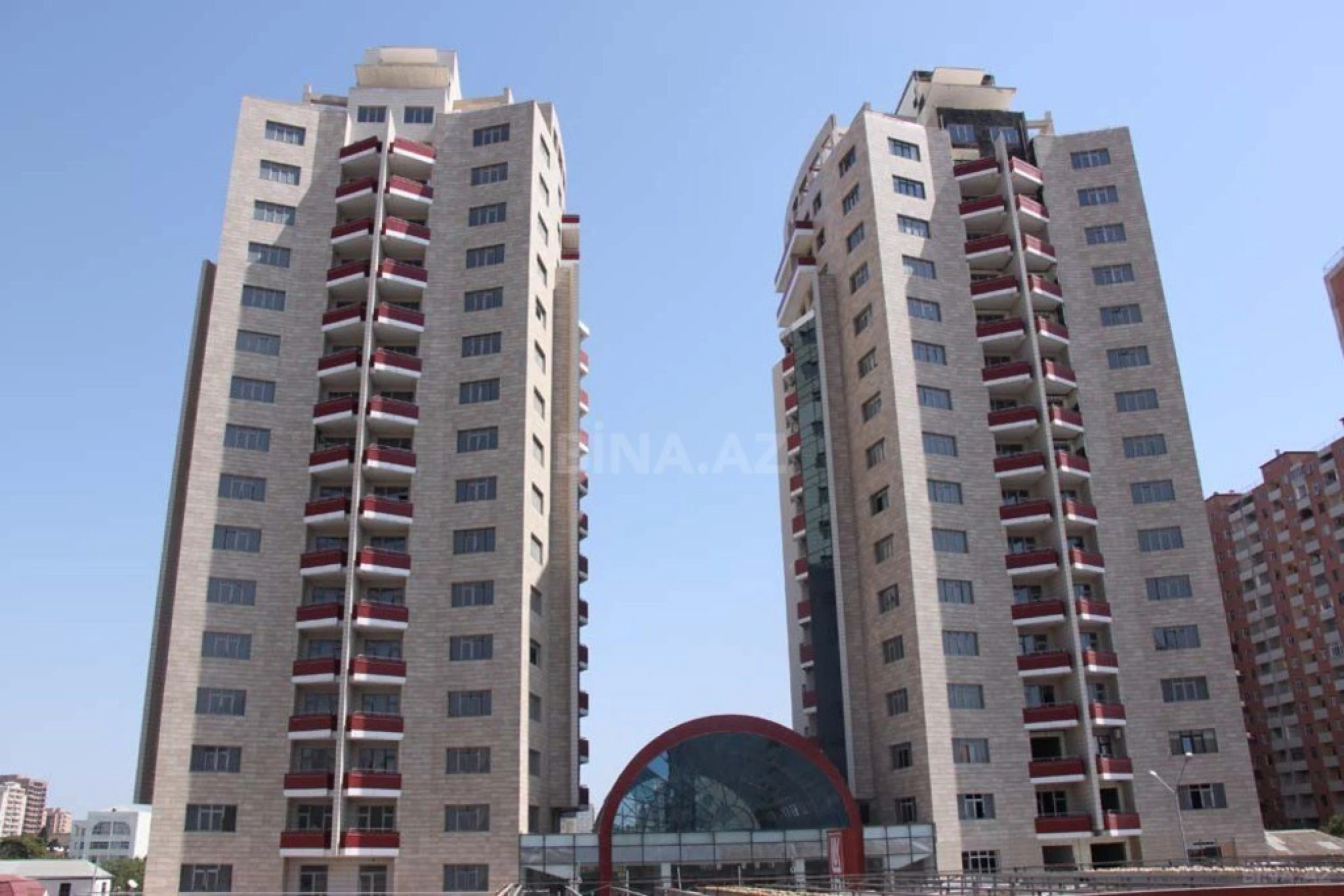 Satılır 4 otaqlı mənzil 176 m²