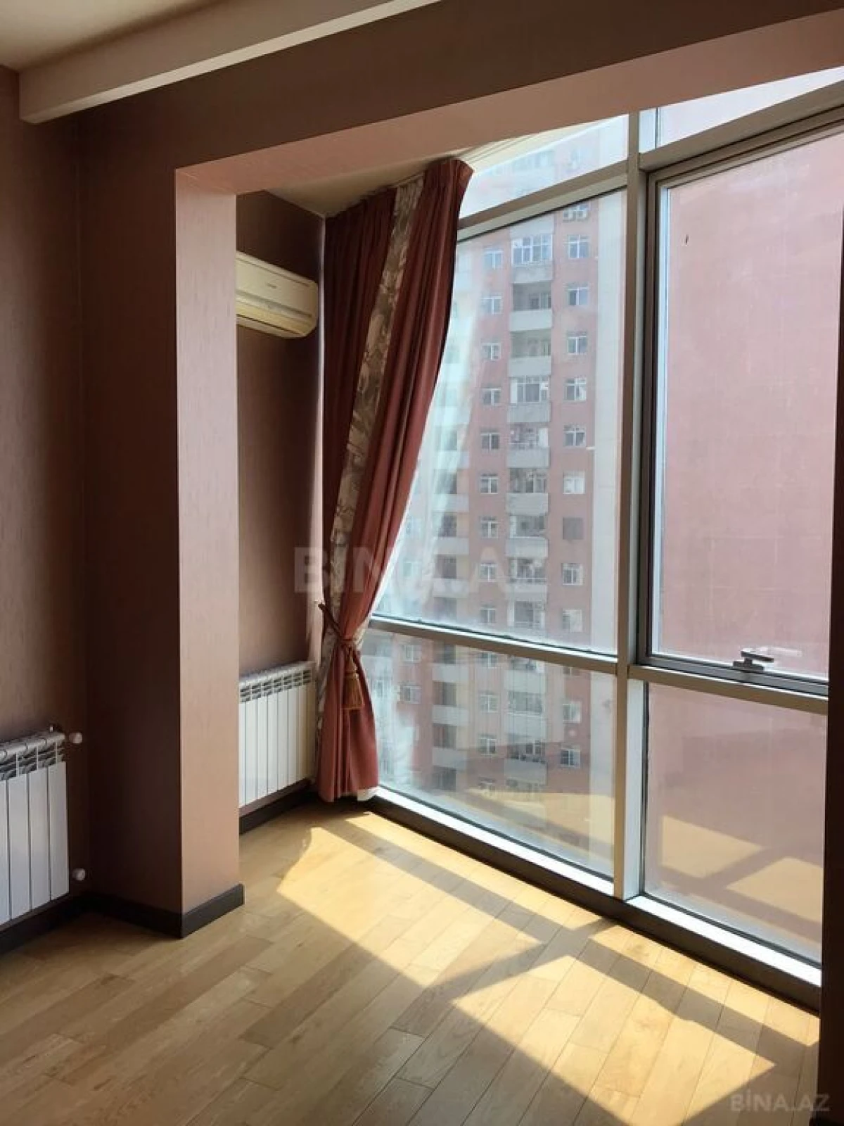 Satılır 4 otaqlı mənzil 176 m²