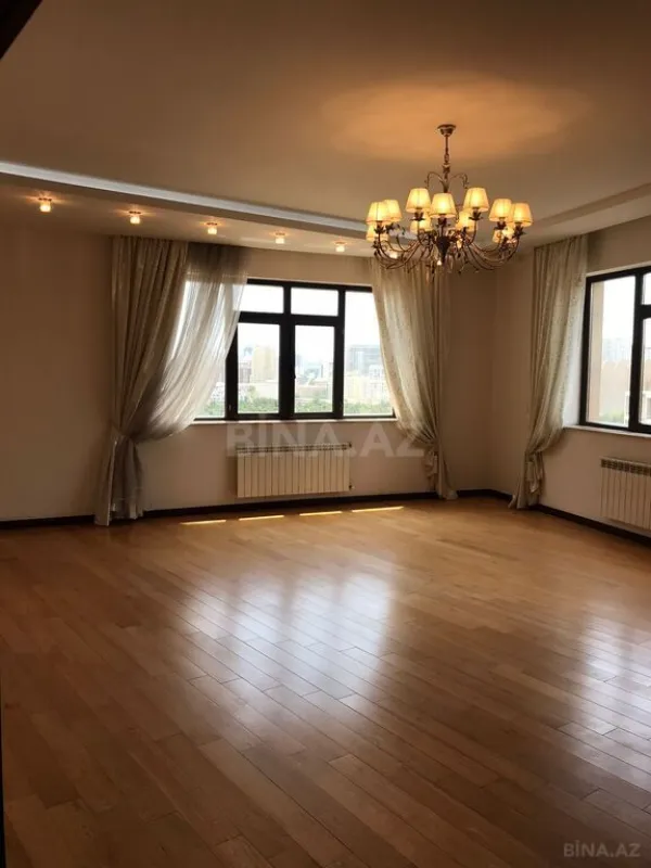 Satılır 4 otaqlı mənzil 176 m²