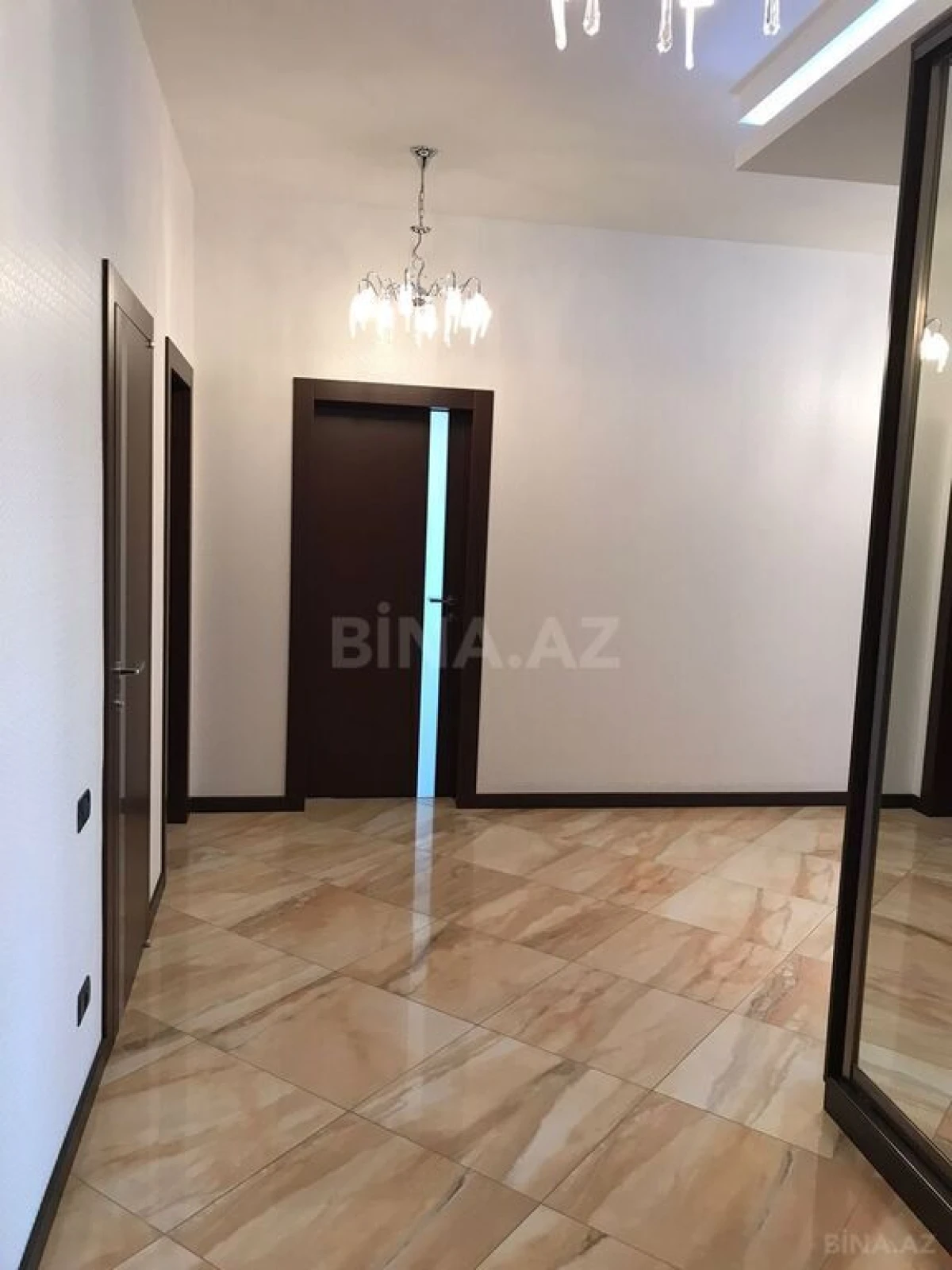 Satılır 4 otaqlı mənzil 176 m²