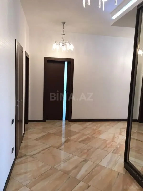Satılır 4 otaqlı mənzil 176 m²