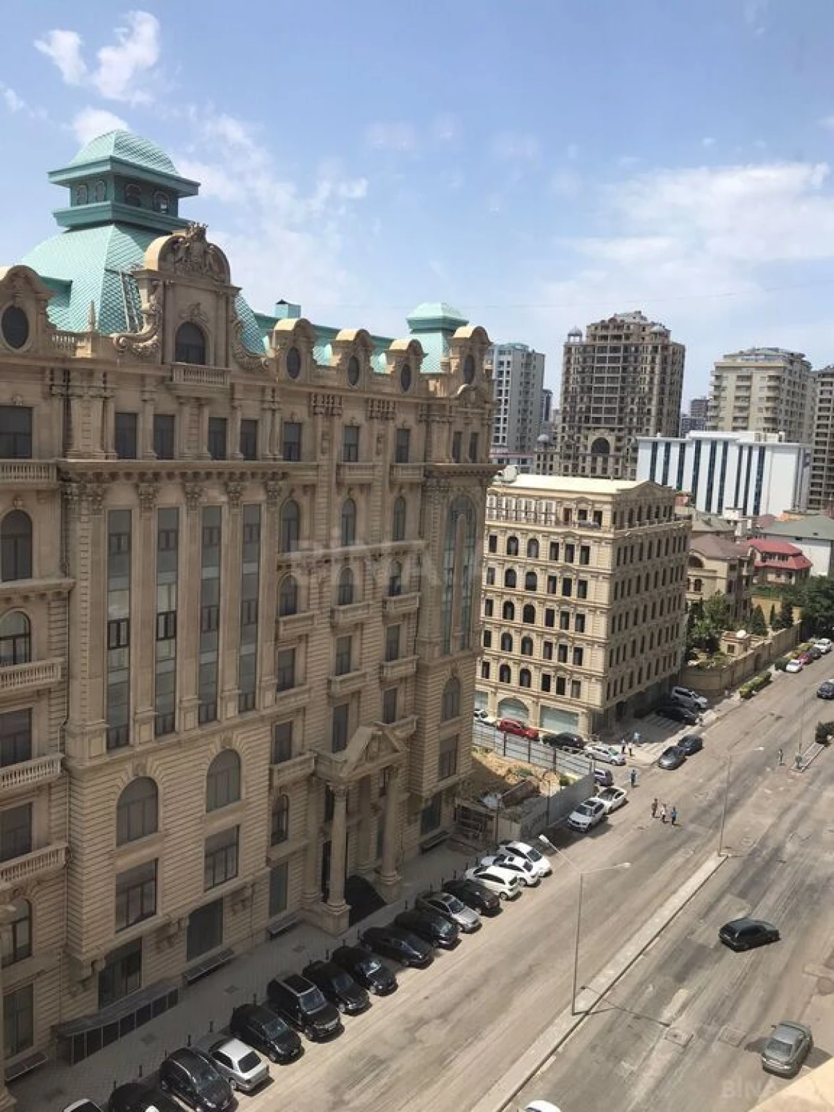 Satılır 4 otaqlı mənzil 176 m²