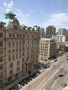 Satılır 4 otaqlı mənzil 176 m²