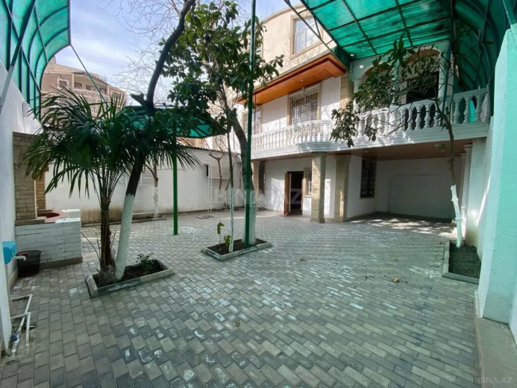 Satılır 8 otaqlı həyət evi 450 m²