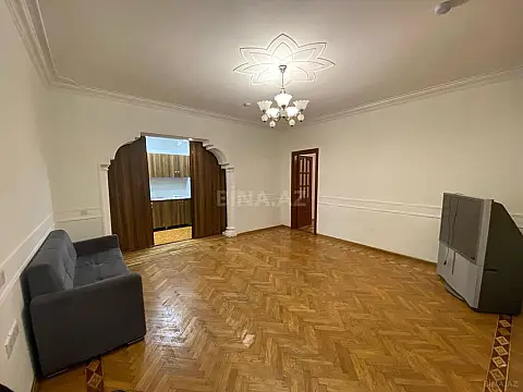 Satılır 8 otaqlı həyət evi 450 m²