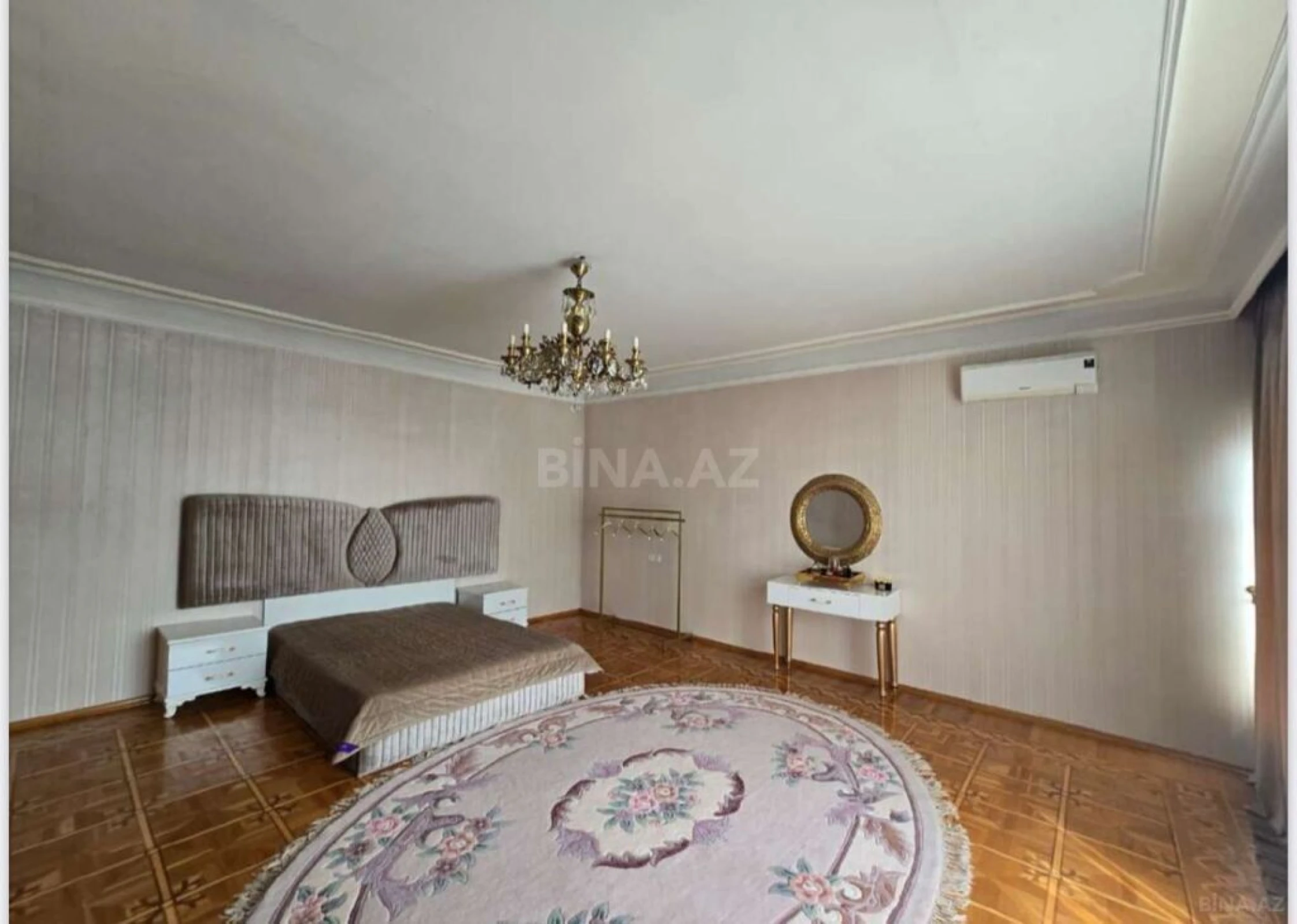 Satılır 11 otaqlı həyət evi 1050 m²