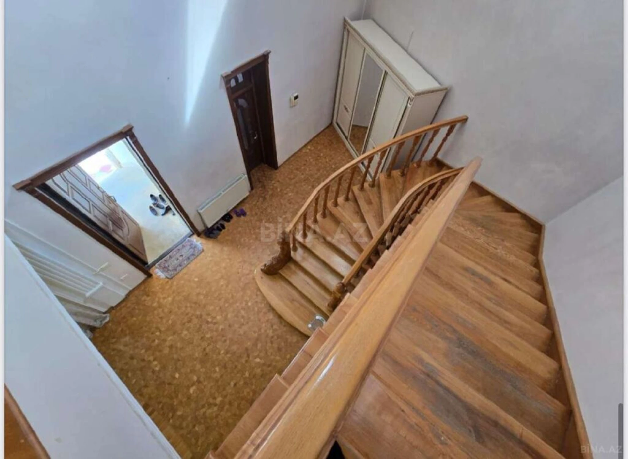 Satılır 11 otaqlı həyət evi 1050 m²