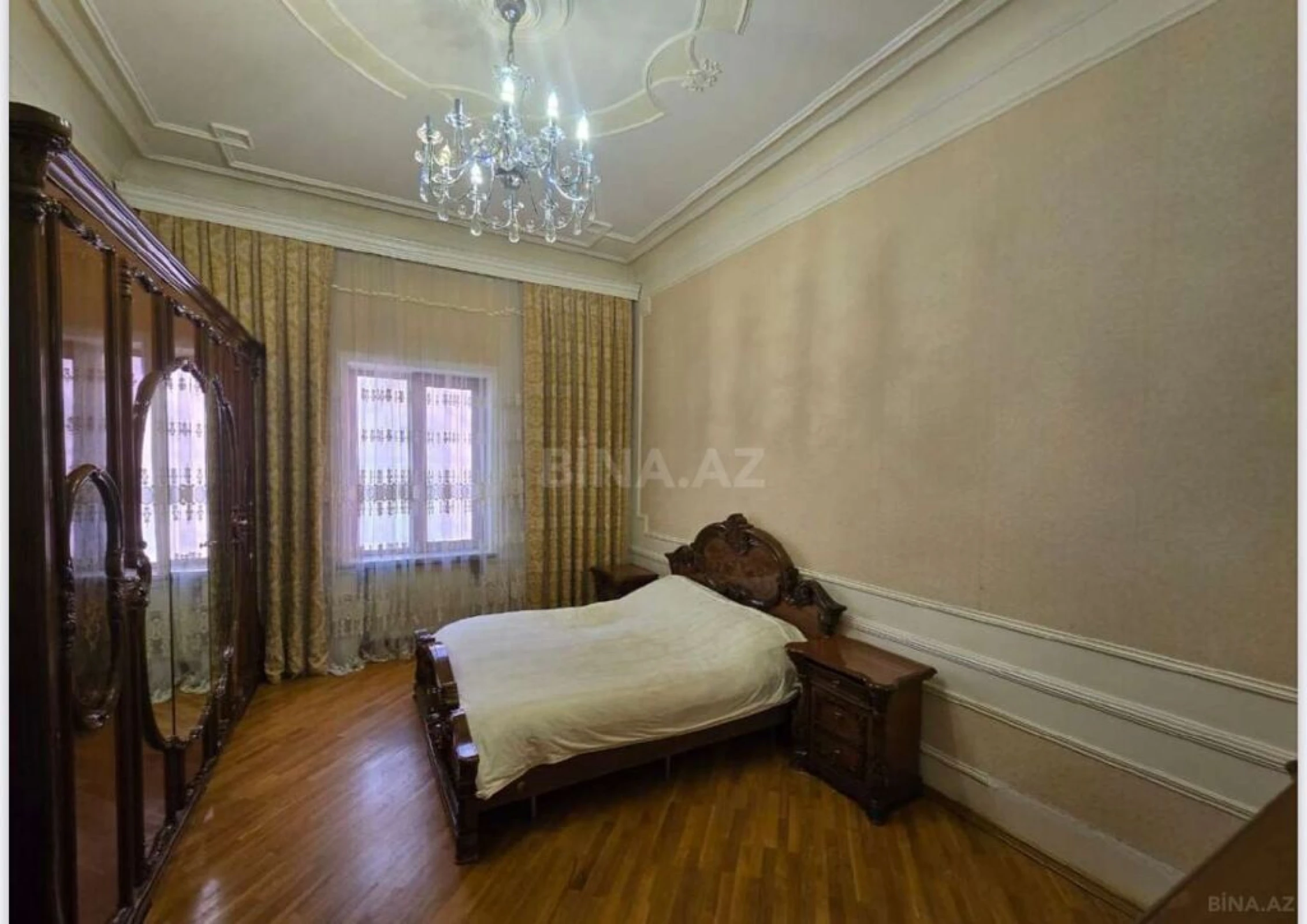 Satılır 11 otaqlı həyət evi 1050 m²