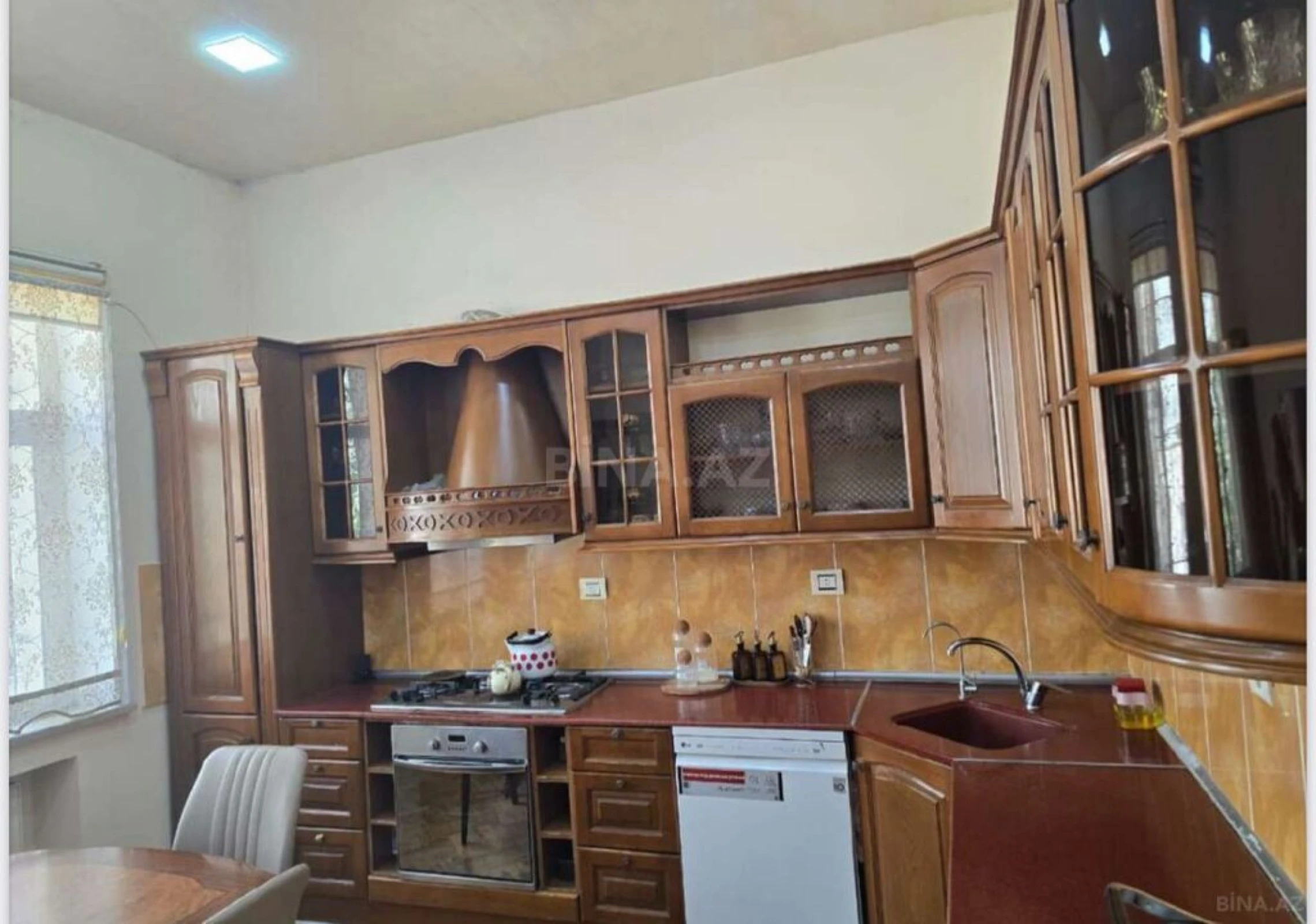Satılır 11 otaqlı həyət evi 1050 m²