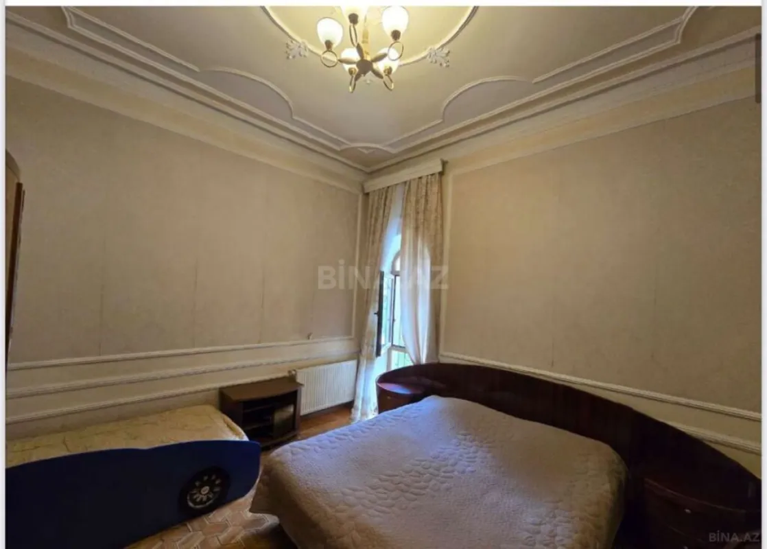 Satılır 11 otaqlı həyət evi 1050 m²
