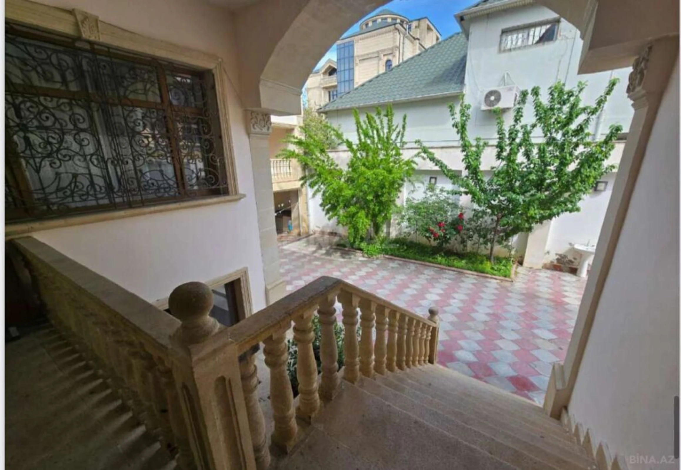 Satılır 11 otaqlı həyət evi 1050 m²