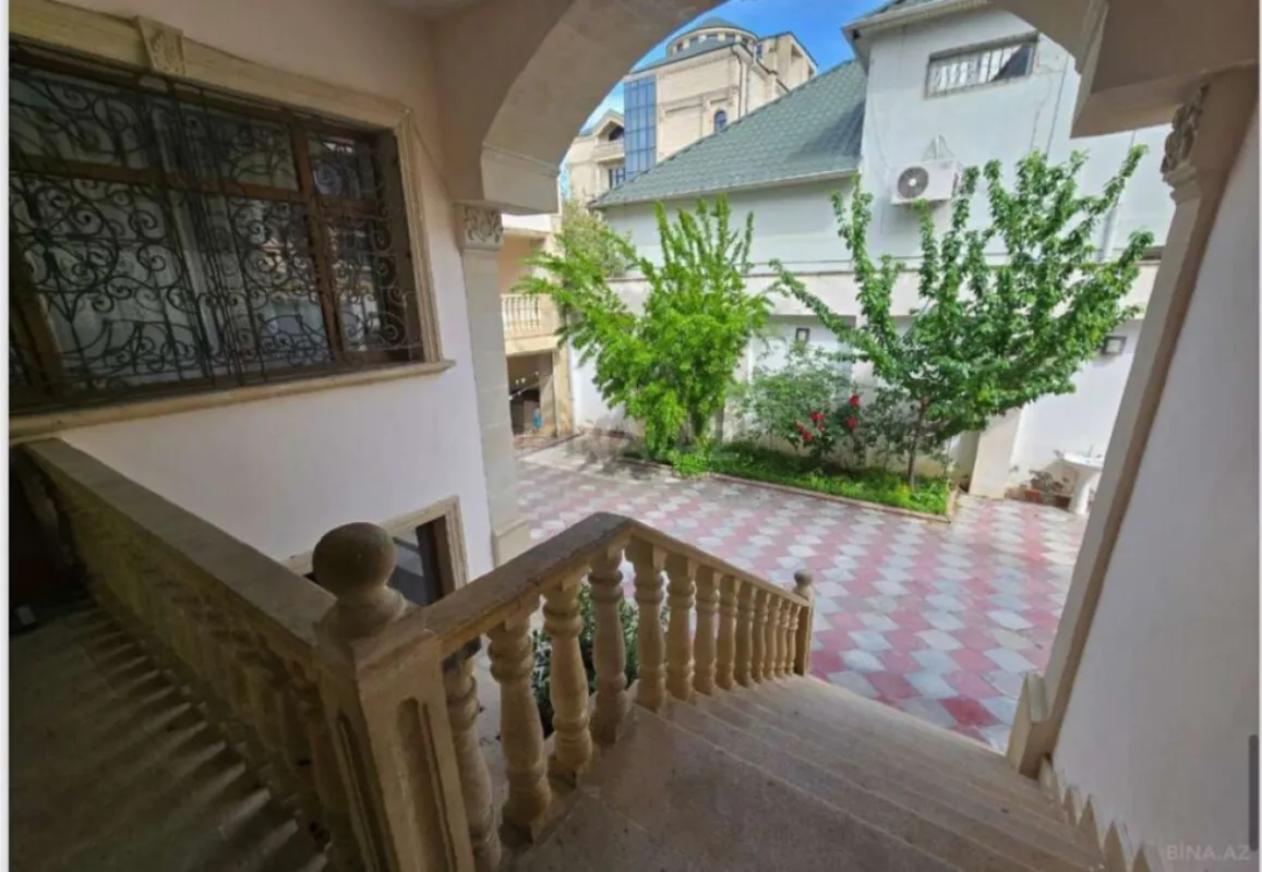 Satılır 11 otaqlı həyət evi 1050 m²