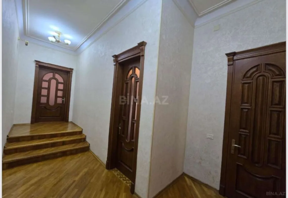 Satılır 11 otaqlı həyət evi 1050 m²