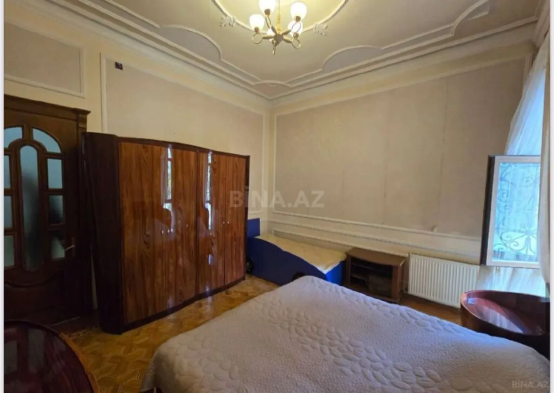 Satılır 11 otaqlı həyət evi 1050 m²