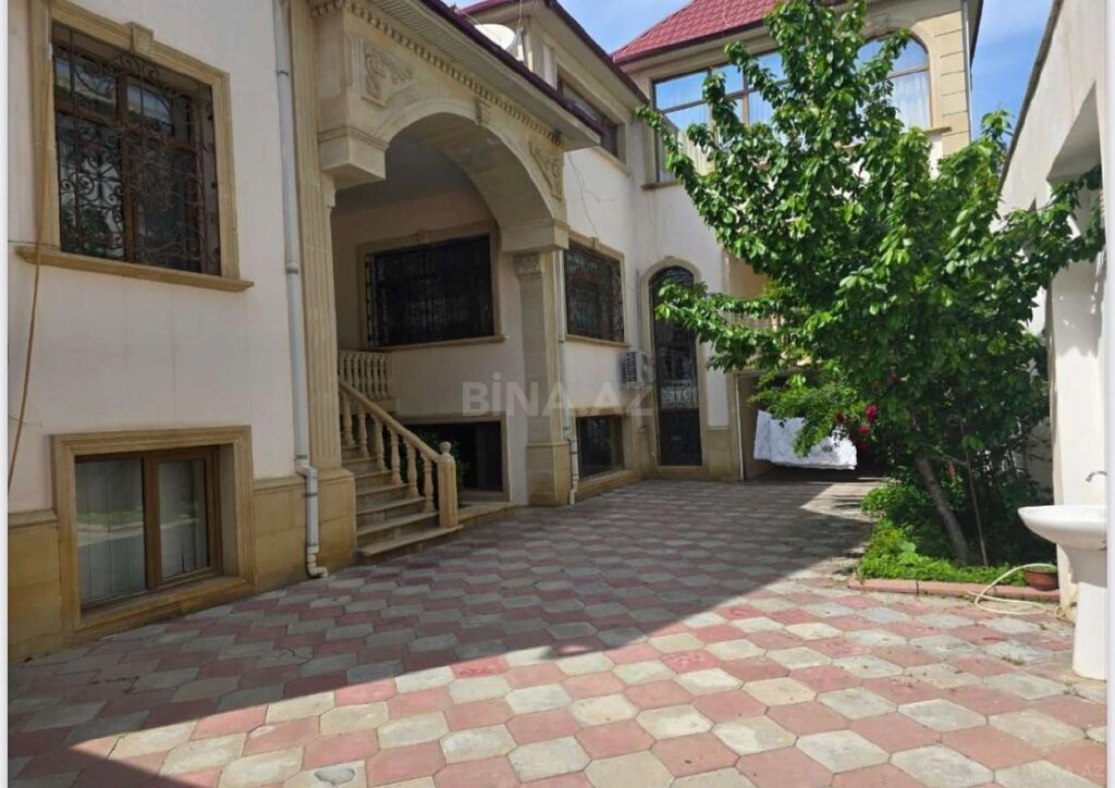 Satılır 11 otaqlı həyət evi 1050 m²