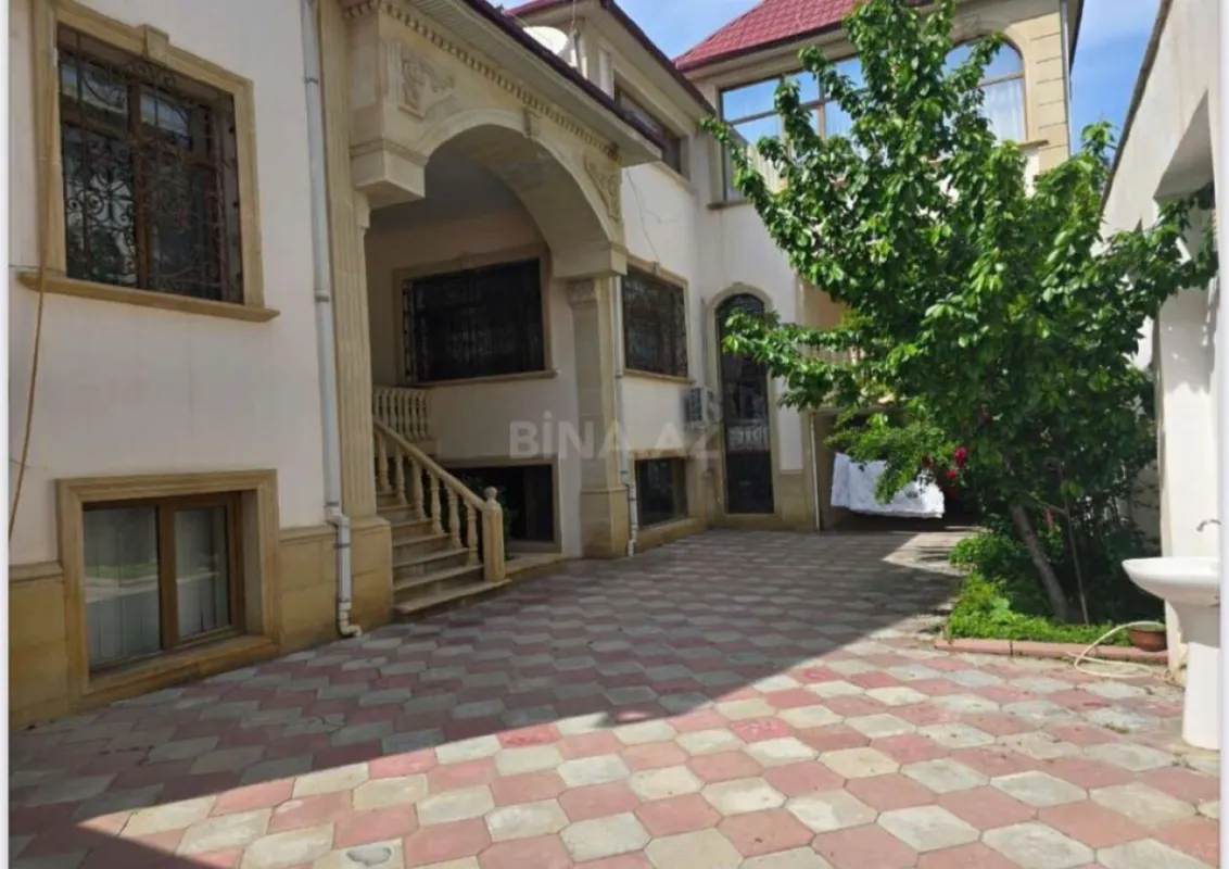 Satılır 11 otaqlı həyət evi 1050 m²
