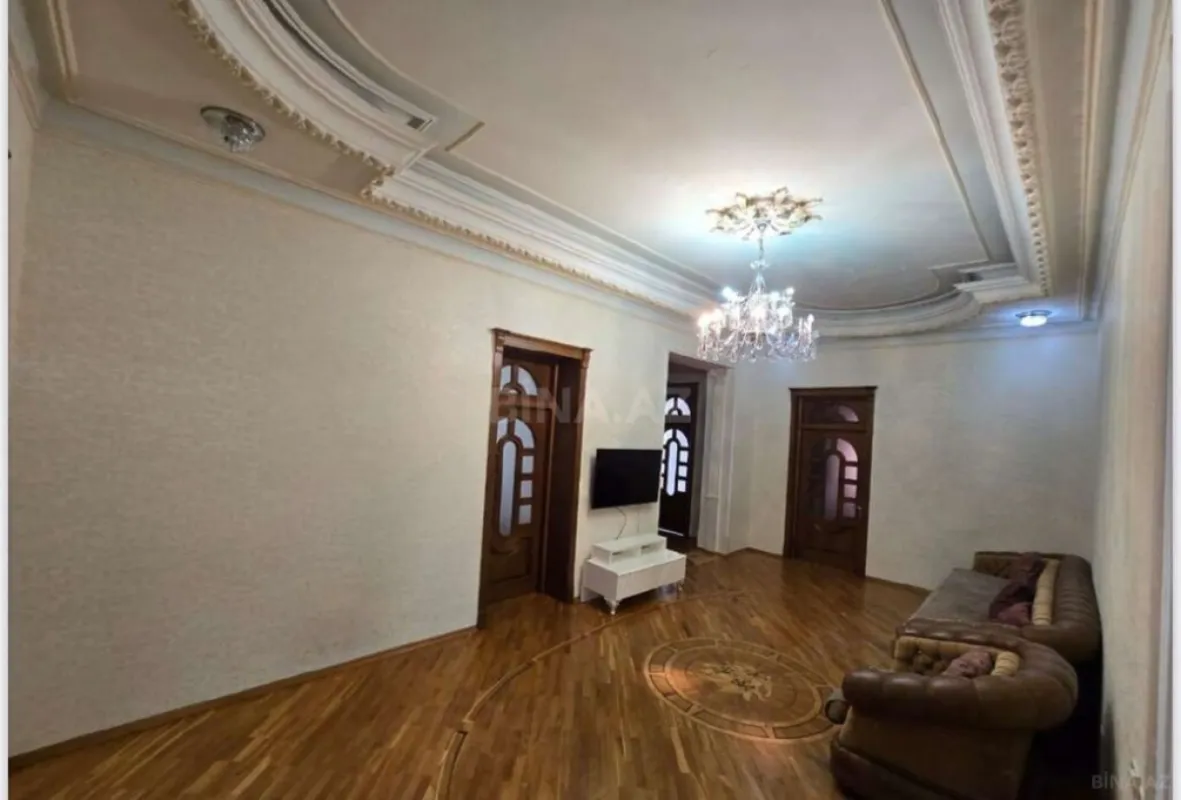 Satılır 11 otaqlı həyət evi 1050 m²
