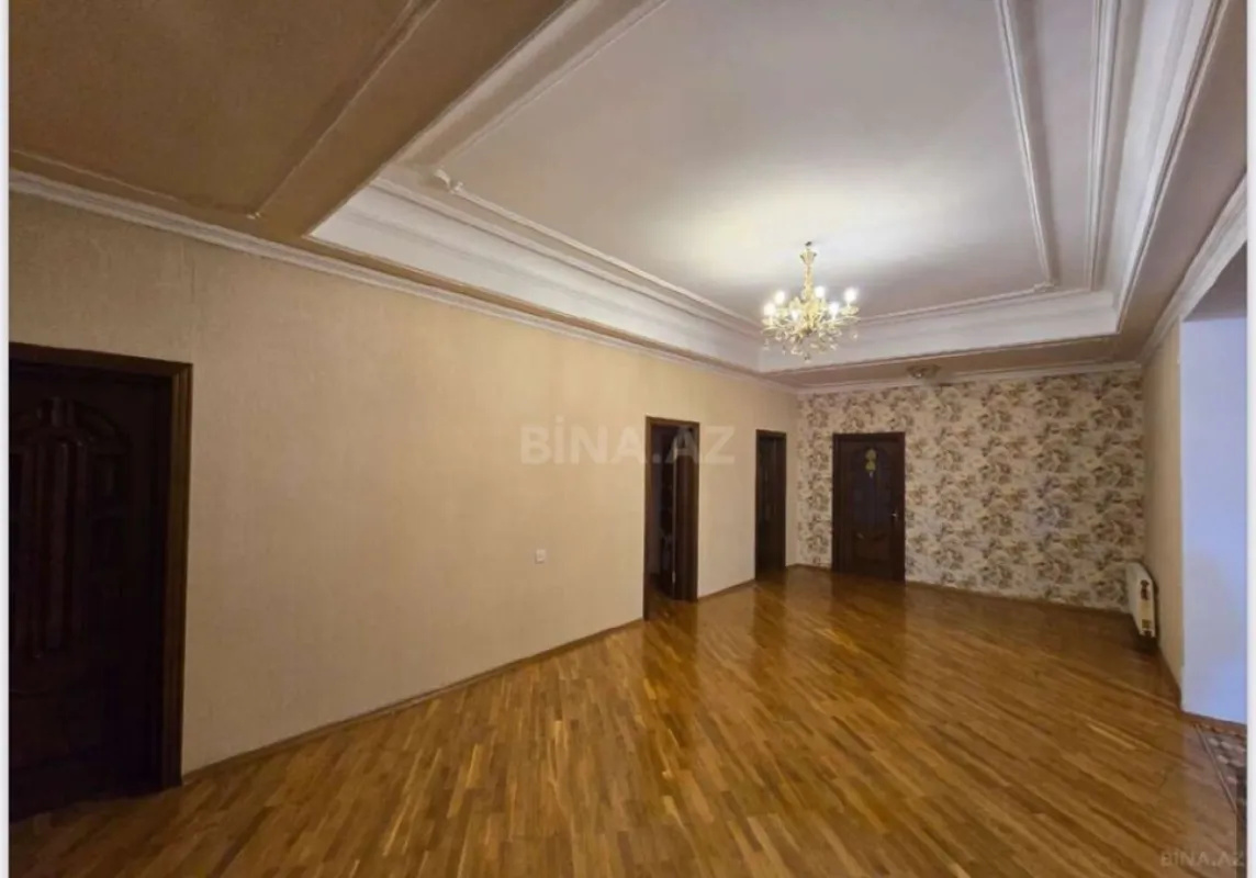 Satılır 11 otaqlı həyət evi 1050 m²
