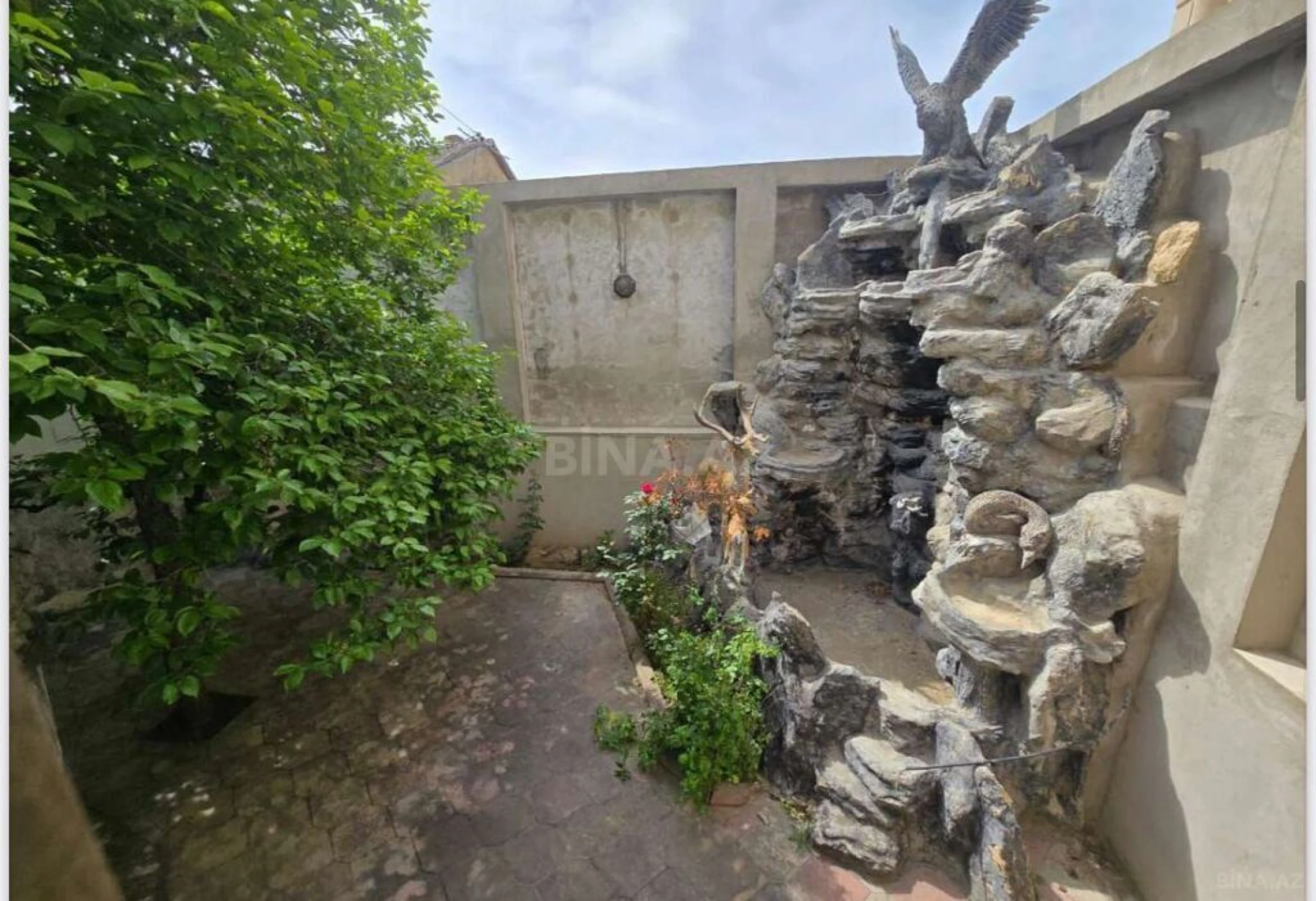 Satılır 11 otaqlı həyət evi 1050 m²