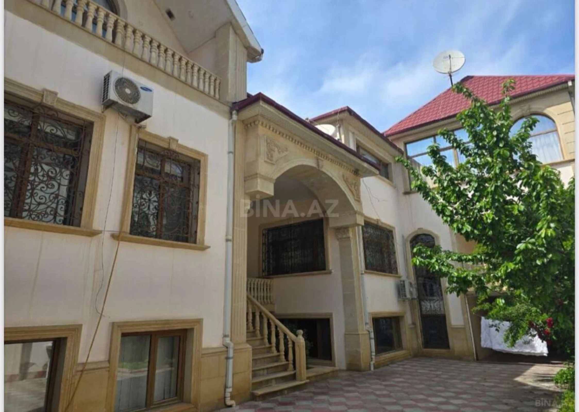 Satılır 11 otaqlı həyət evi 1050 m²