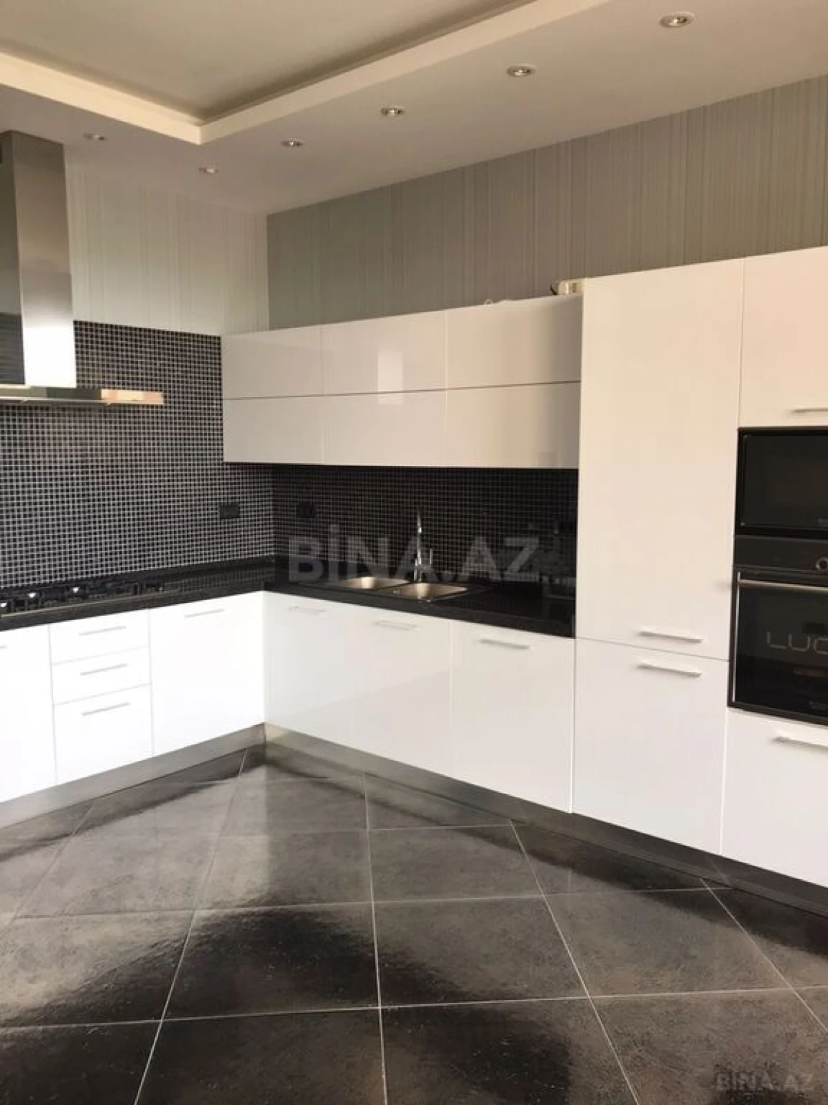Satılır 3 otaqlı mənzil 127 m²