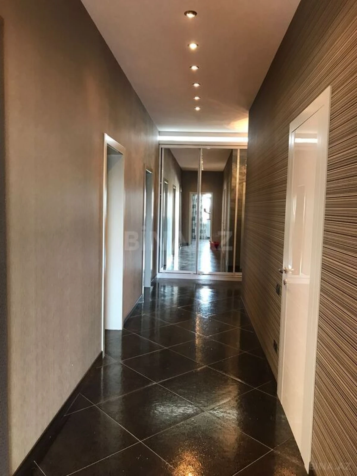 Satılır 3 otaqlı mənzil 127 m²