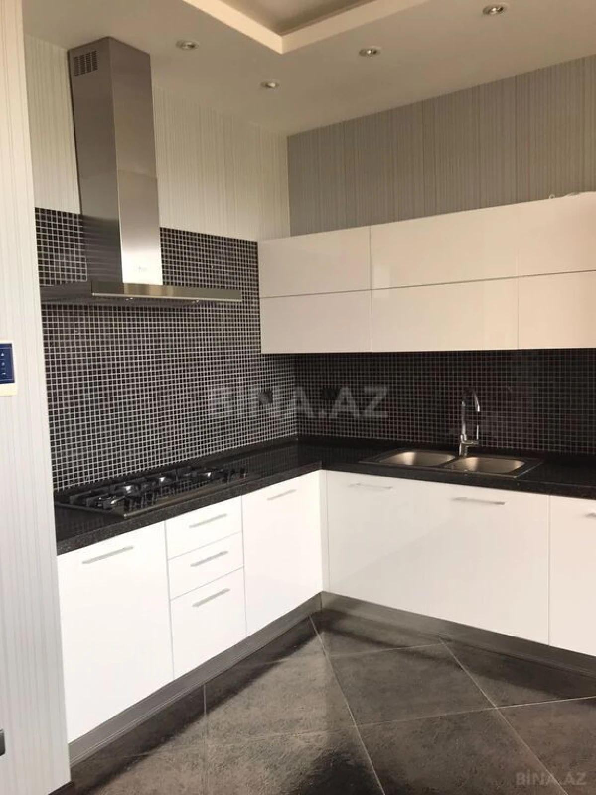 Satılır 3 otaqlı mənzil 127 m²
