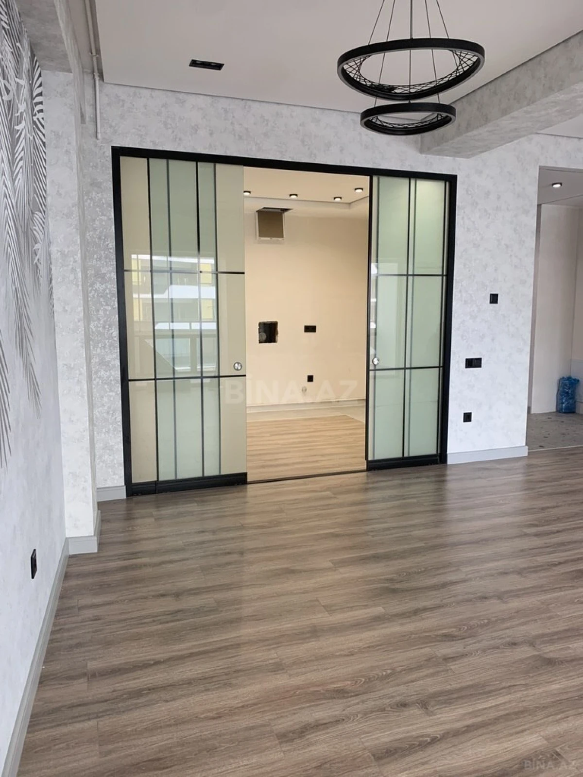 Satılır 4 otaqlı mənzil 182 m²