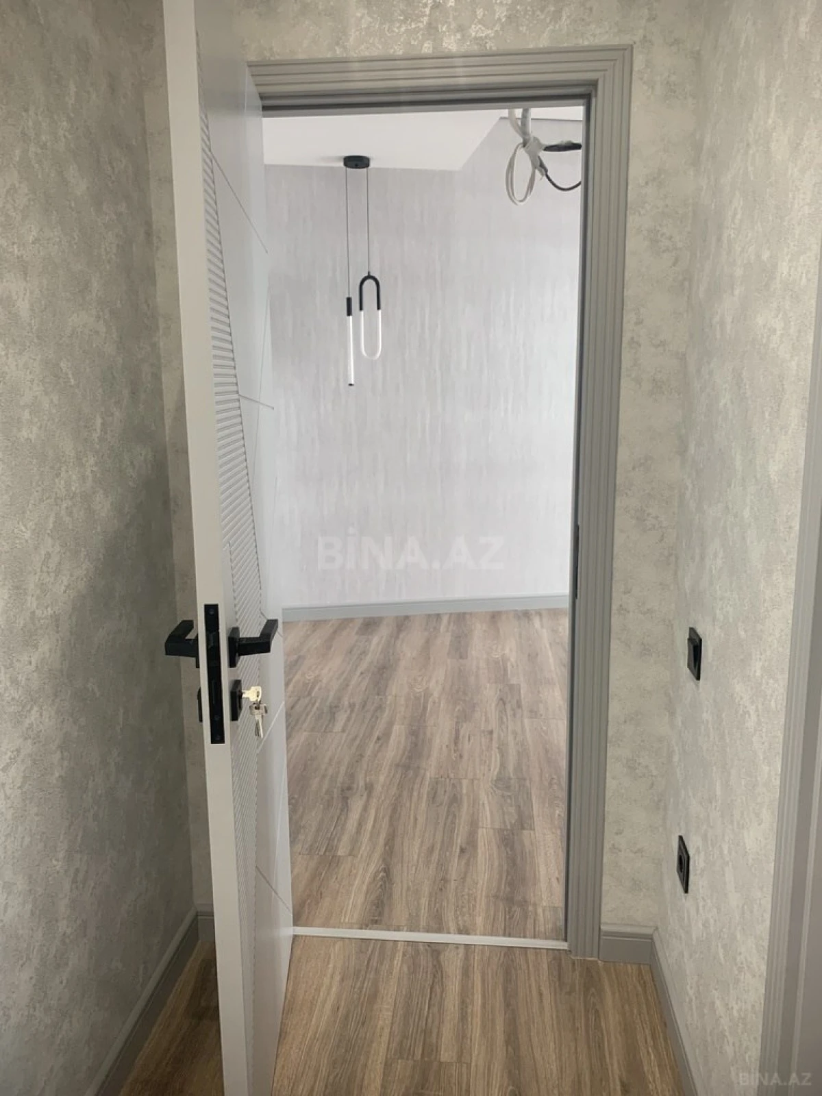 Satılır 4 otaqlı mənzil 182 m²