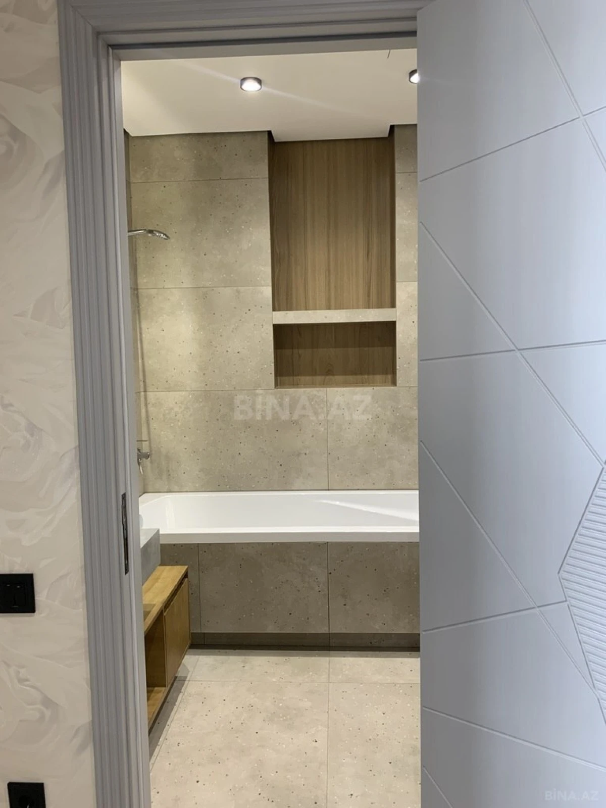 Satılır 4 otaqlı mənzil 182 m²