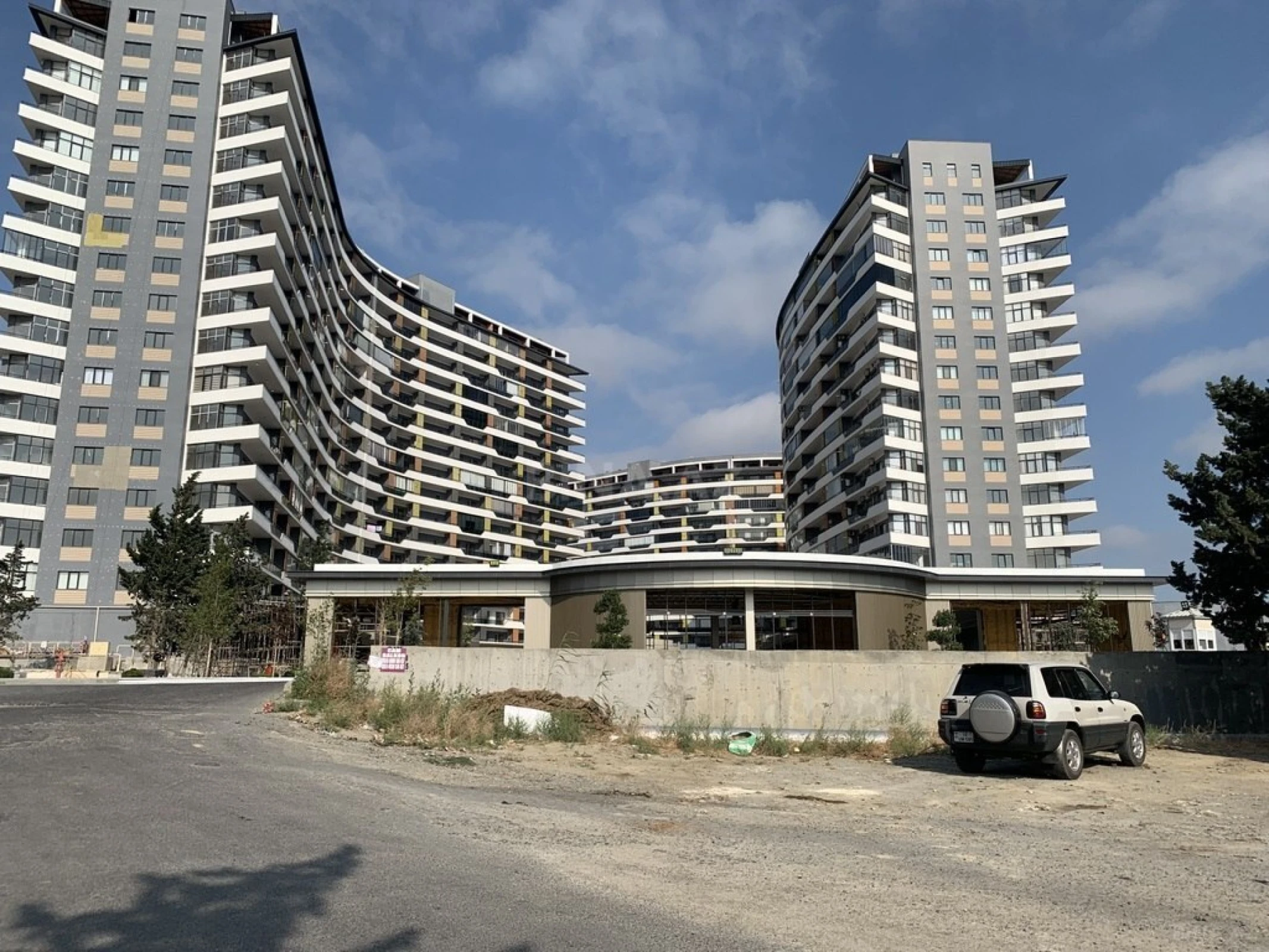 Satılır 4 otaqlı mənzil 182 m²