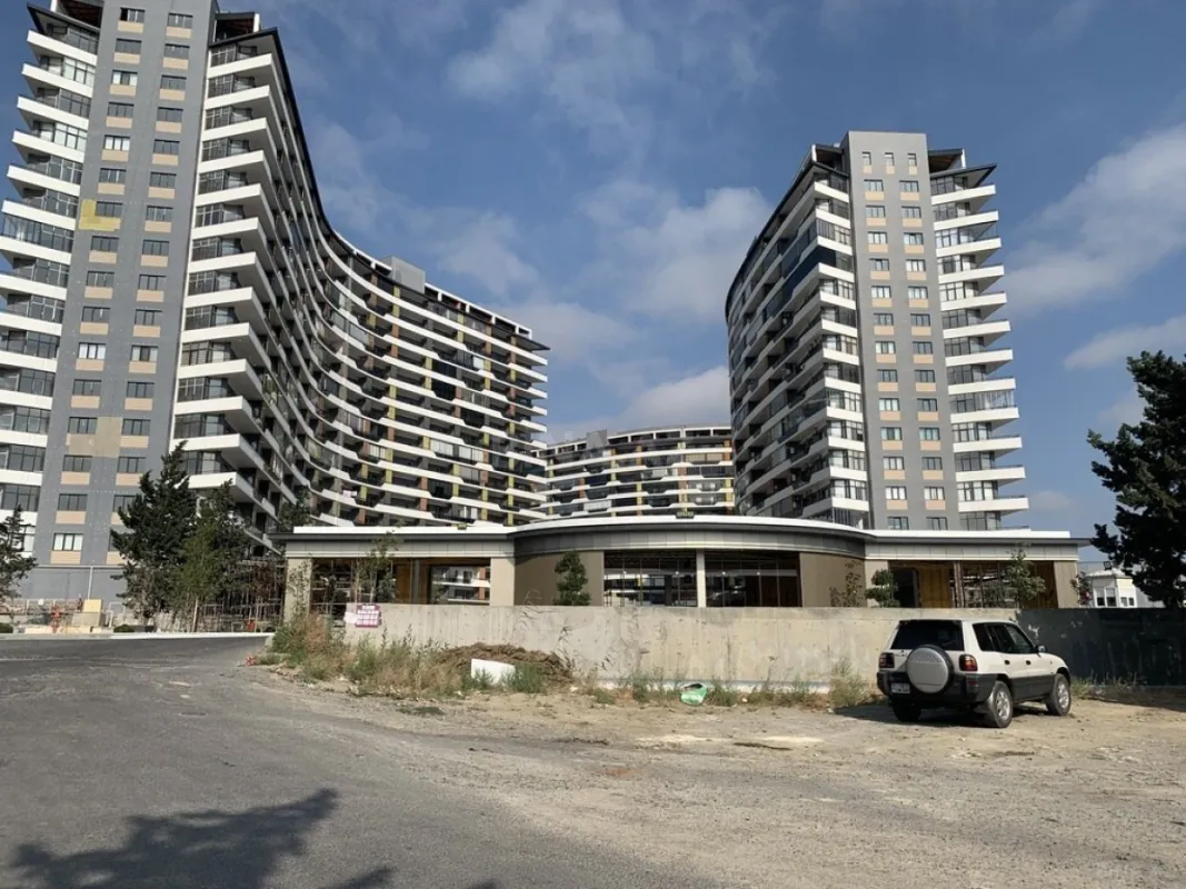 Satılır 4 otaqlı mənzil 182 m²