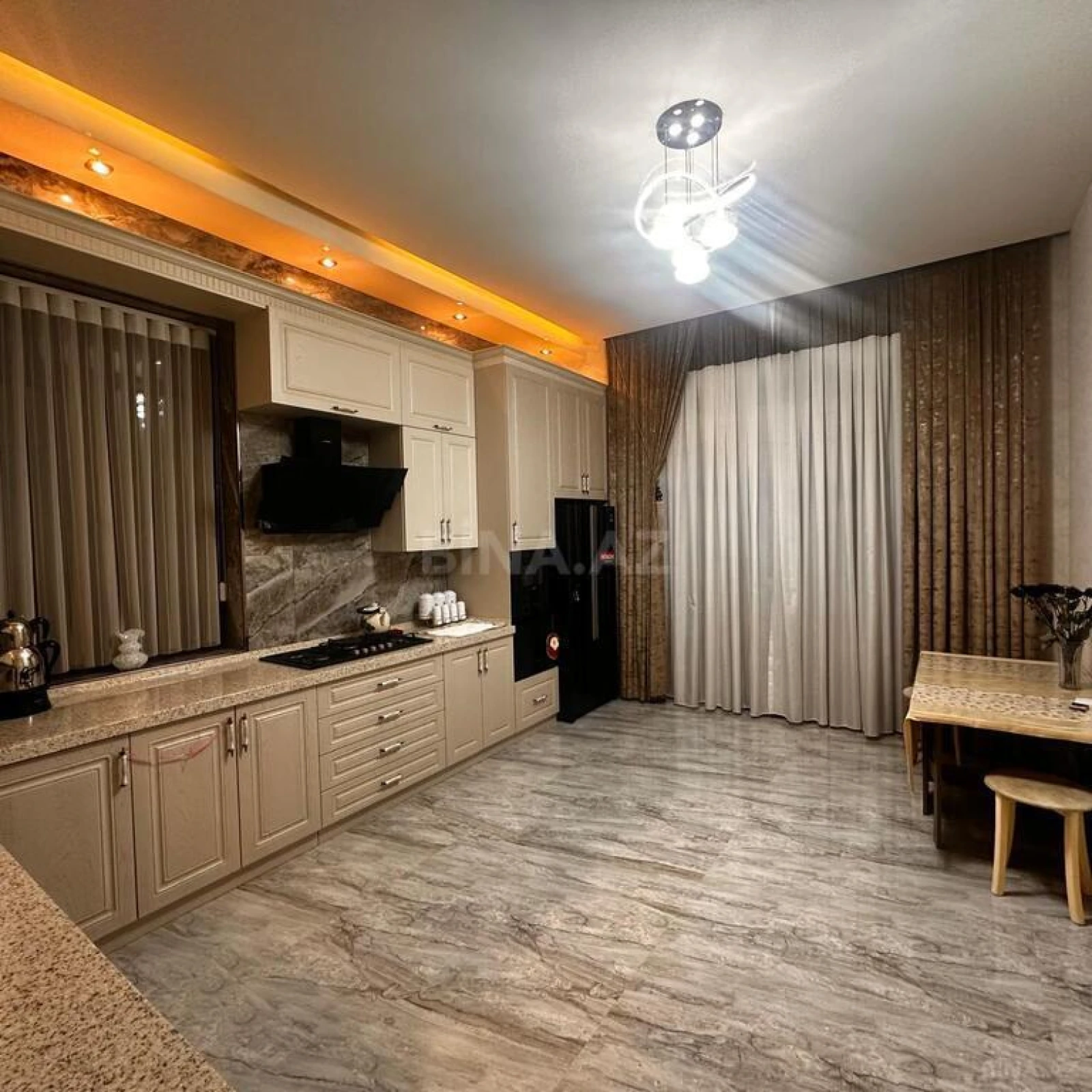 Satılır 5 otaqlı həyət evi 250 m²