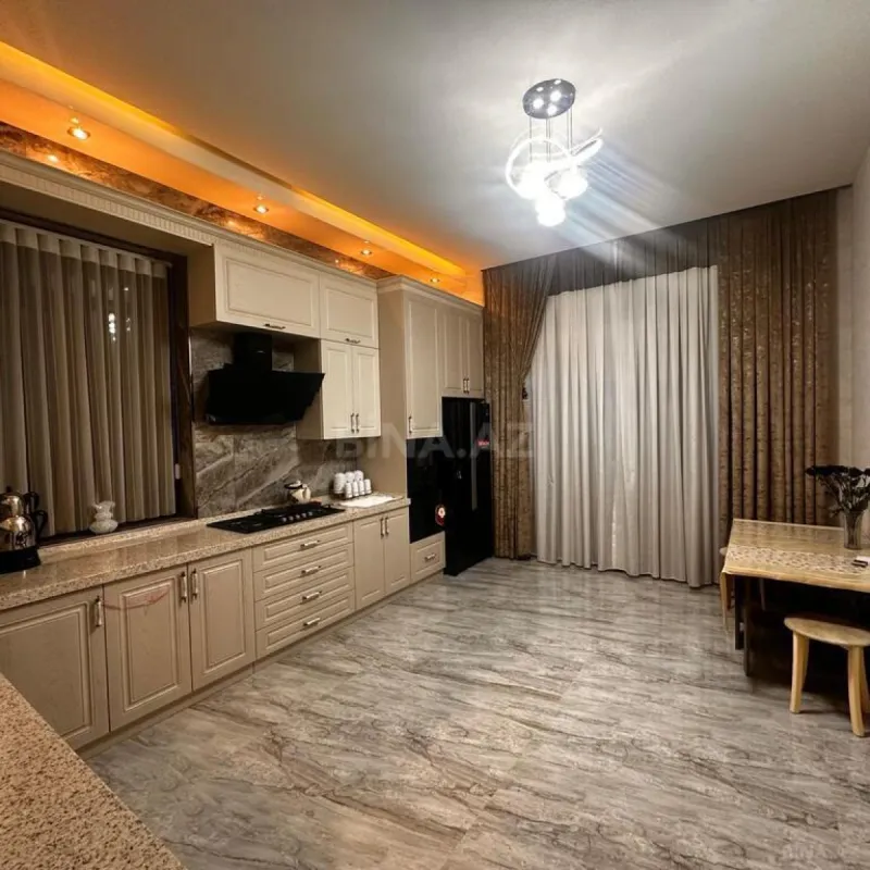 Satılır 5 otaqlı həyət evi 250 m²