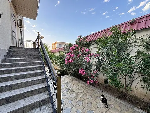 Satılır 5 otaqlı həyət evi 220 m²