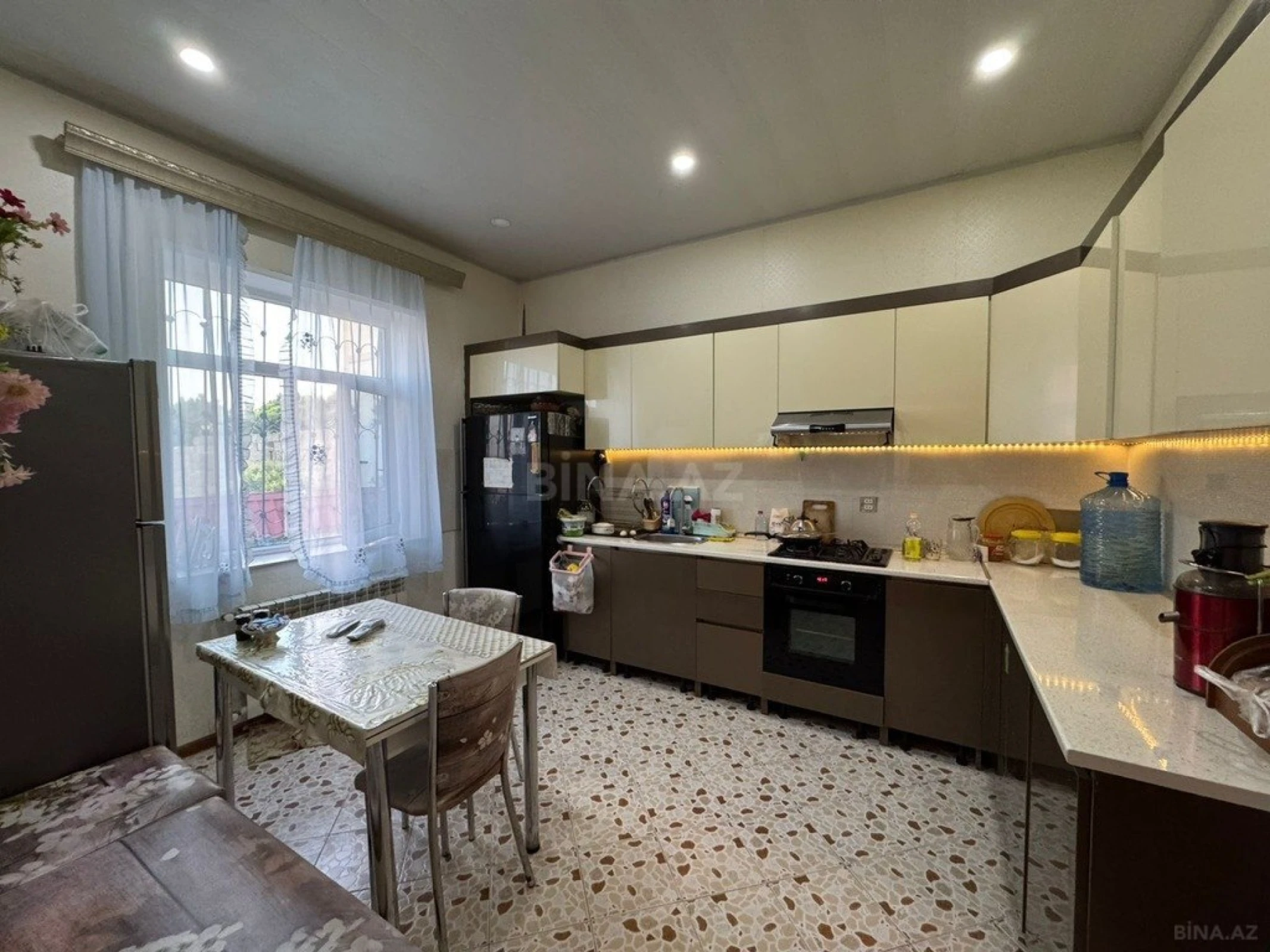 Satılır 5 otaqlı həyət evi 220 m²